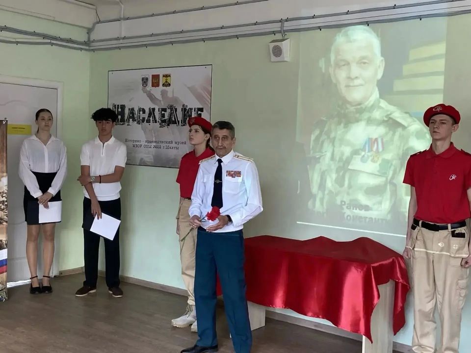 В школе №22 и лицее №26 открыта парта Героя и мемориальная доска В школе №22 и лицее №26 открыта парта Героя и мемориальная доска