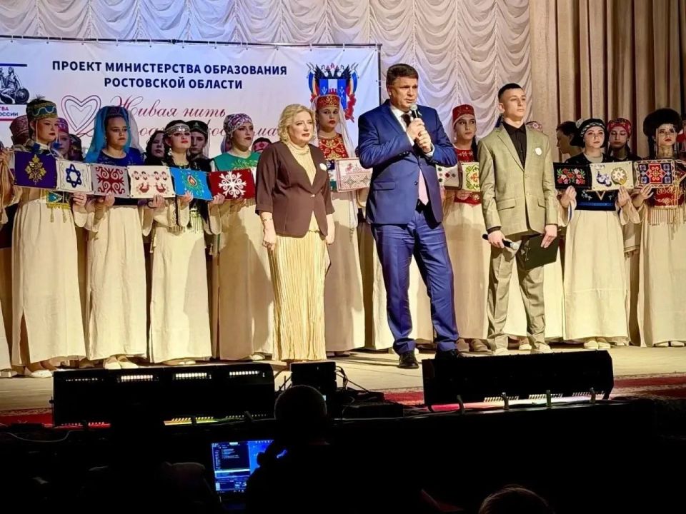 Председатель комитета донского парламента по местному самоуправлению Владимир Влазнев принял участие в торжестве, посвященном Году единства народов России Председатель комитета донского парламента по местному самоуправлению Владимир Влазнев принял участие в торжестве, посвященном Году единства народов России