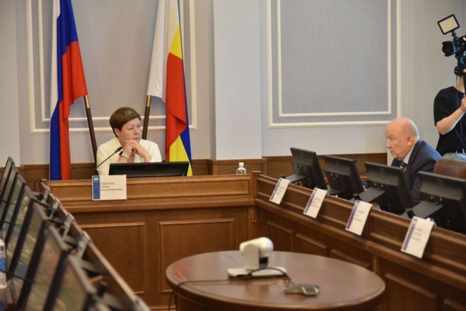 В донском парламенте прошло общественное обсуждение доклада о соблюдении прав человека и деятельности Уполномоченного по правам человека в Ростовской области в 2025 году, с которым выступил донской правозащитник Анатолий...