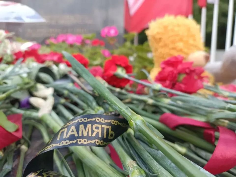 Юрий Слюсарь: Скорбим вместе со всей страной по жертвам вражеского теракта в Старобельске Луганской Народной Республики, где погибли невинные дети Юрий Слюсарь: Скорбим вместе со всей страной по жертвам вражеского теракта в Старобельске Луганской Народной Республики, где погибли невинные дети