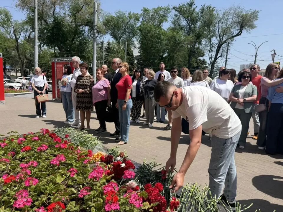 Юрий Слюсарь: Скорбим вместе со всей страной по жертвам вражеского теракта в Старобельске Луганской Народной Республики, где погибли невинные дети Юрий Слюсарь: Скорбим вместе со всей страной по жертвам вражеского теракта в Старобельске Луганской Народной Республики, где погибли невинные дети
