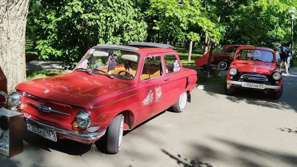 В Ростове в 19-й раз прошла выставка ретро-автомобилей и старинной техники В Ростове в 19-й раз прошла выставка ретро-автомобилей и старинной техники