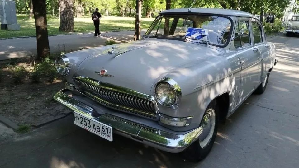 В Ростове в 19-й раз прошла выставка ретро-автомобилей и старинной техники В Ростове в 19-й раз прошла выставка ретро-автомобилей и старинной техники