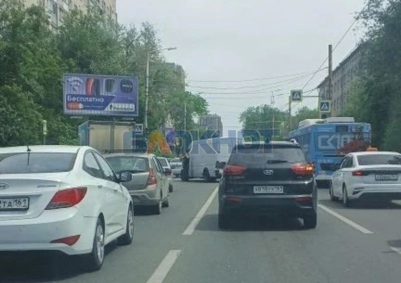 В районе РИИЖТА собралась огромная пробка из-за двух ДТП