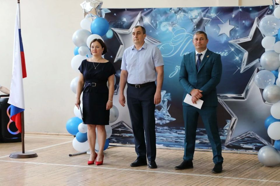 26 мая для 1796 девятиклассников и 457 одиннадцатиклассников школ Волгодонска, а также воспитанников специальных школ-интернатов №14 и «Восхождение» прозвенел последний звонок 26 мая для 1796 девятиклассников и 457 одиннадцатиклассников школ Волгодонска, а также воспитанников специальных школ-интернатов №14 и «Восхождение» прозвенел последний звонок
