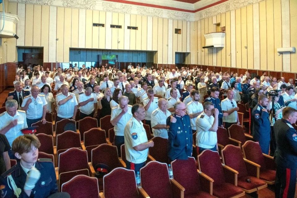 Представитель донского Главка МВД стал почетным гостем на «Последнем звонке» в Белокалитвинском казачьем кадетском корпусе Представитель донского Главка МВД стал почетным гостем на «Последнем звонке» в Белокалитвинском казачьем кадетском корпусе