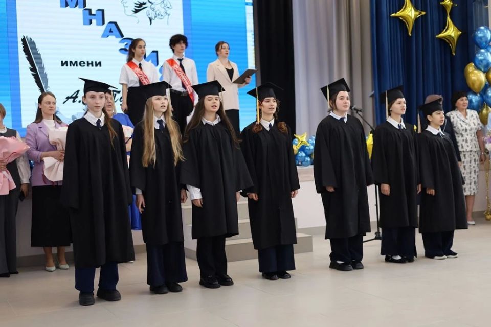 В городе Шахты прошли торжественные линейки, посвященные празднику Последнего звонка В городе Шахты прошли торжественные линейки, посвященные празднику Последнего звонка
