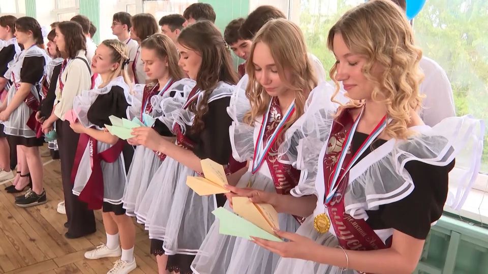 11-классники Ростовской области сегодня попрощались со школой 11-классники Ростовской области сегодня попрощались со школой