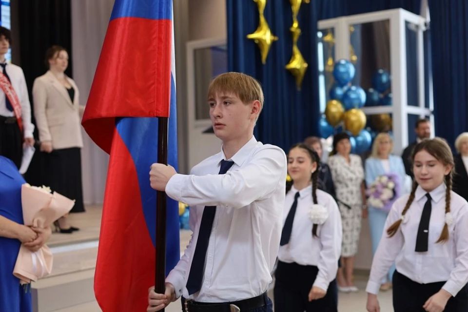 В городе Шахты прошли торжественные линейки, посвященные празднику Последнего звонка В городе Шахты прошли торжественные линейки, посвященные празднику Последнего звонка