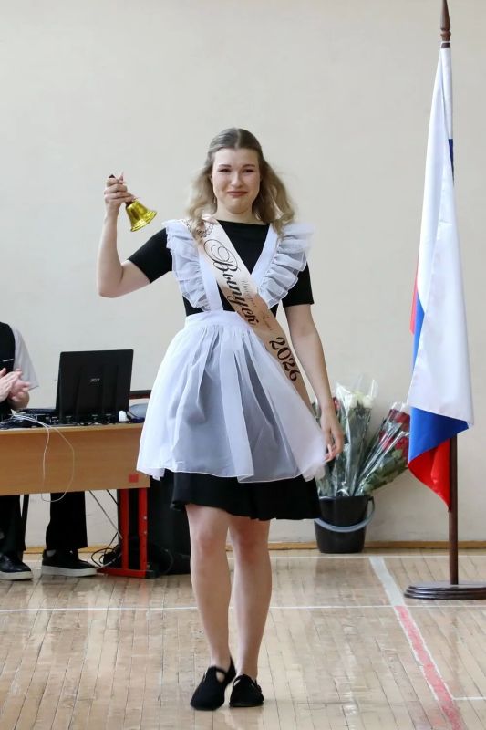26 мая для 1796 девятиклассников и 457 одиннадцатиклассников школ Волгодонска, а также воспитанников специальных школ-интернатов №14 и «Восхождение» прозвенел последний звонок 26 мая для 1796 девятиклассников и 457 одиннадцатиклассников школ Волгодонска, а также воспитанников специальных школ-интернатов №14 и «Восхождение» прозвенел последний звонок