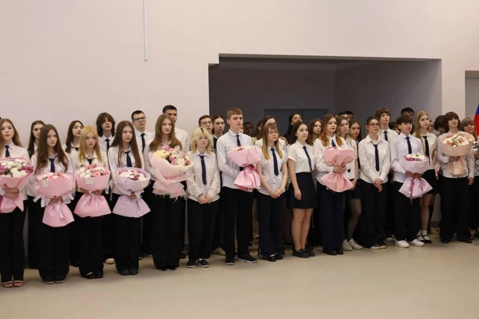 В городе Шахты прошли торжественные линейки, посвященные празднику Последнего звонка В городе Шахты прошли торжественные линейки, посвященные празднику Последнего звонка
