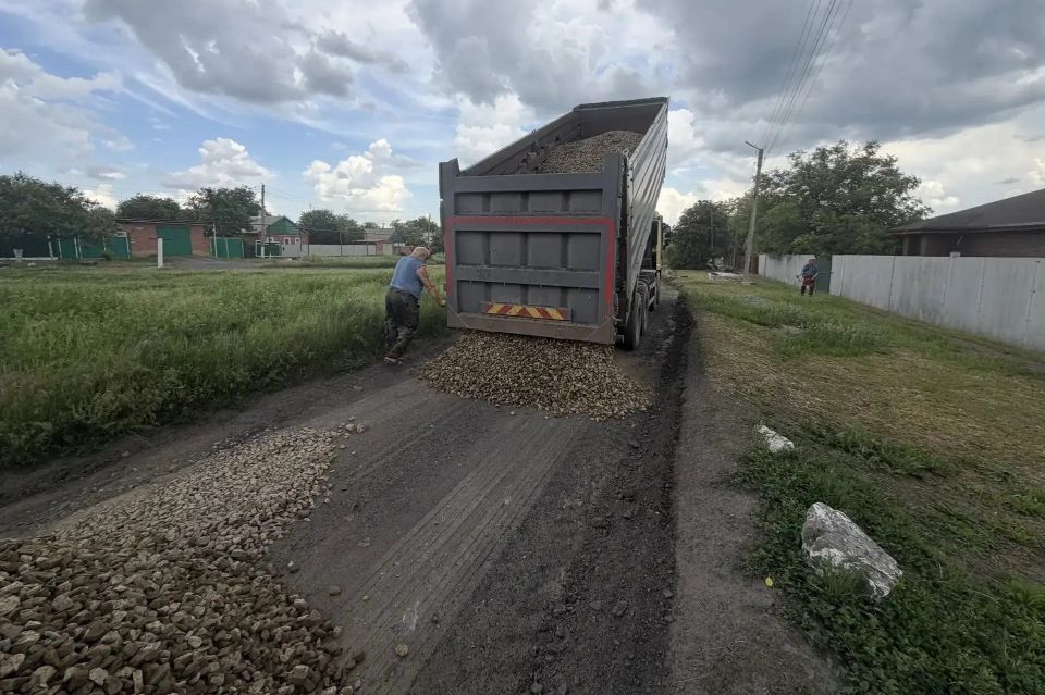 В Шахтах на улице Герцена по обращениям жителей выполняются работы по содержанию грунтовой дороги В Шахтах на улице Герцена по обращениям жителей выполняются работы по содержанию грунтовой дороги