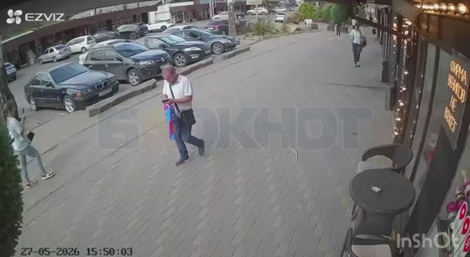 Курение вредит здоровью, а чужое имущество — карме: в Ростове женщина украла пепельницу прямо под камерой