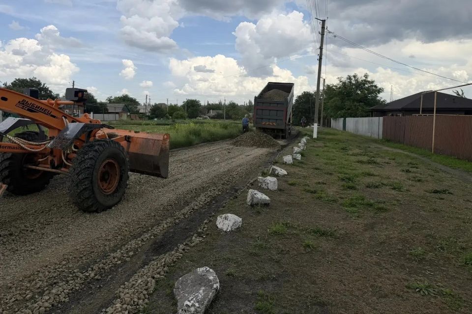 В Шахтах на улице Герцена по обращениям жителей выполняются работы по содержанию грунтовой дороги В Шахтах на улице Герцена по обращениям жителей выполняются работы по содержанию грунтовой дороги