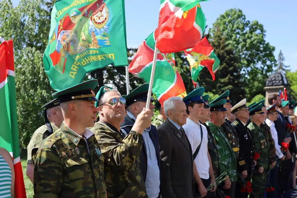 Уважаемые защитники границы, ветераны пограничных войск, дорогие земляки! Уважаемые защитники границы, ветераны пограничных войск, дорогие земляки!