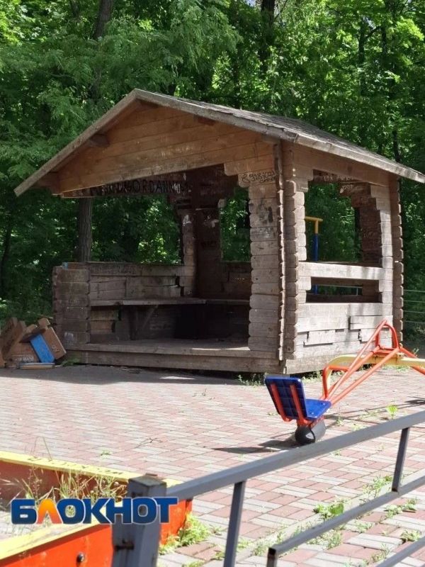 Подростки разгромили детскую площадку в Пролетарском районе Подростки разгромили детскую площадку в Пролетарском районе