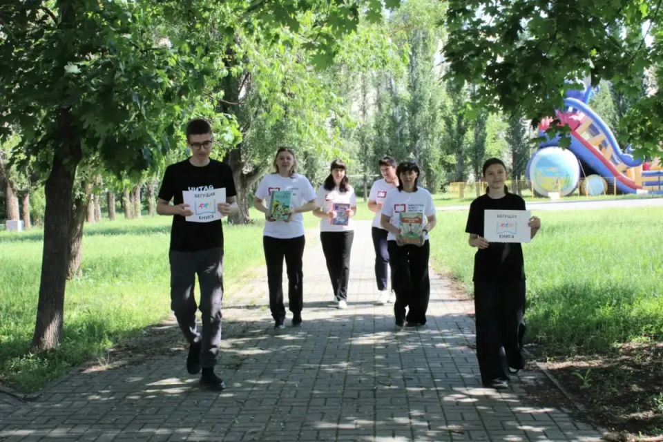 В Батайске прошла юбилейная акция «Бегущая книга» В Батайске прошла юбилейная акция «Бегущая книга»