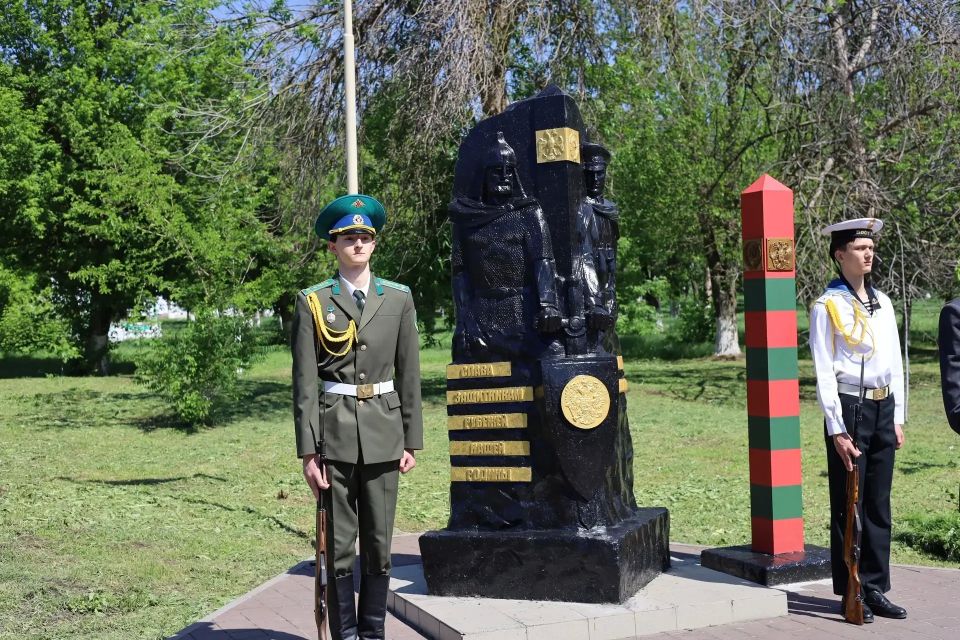 Уважаемые защитники границы, ветераны пограничных войск, дорогие земляки! Уважаемые защитники границы, ветераны пограничных войск, дорогие земляки!