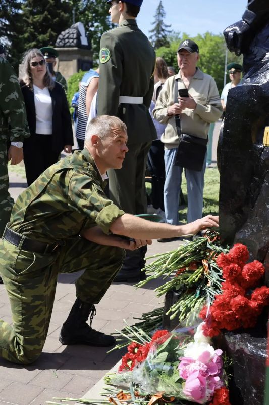 Уважаемые защитники границы, ветераны пограничных войск, дорогие земляки! Уважаемые защитники границы, ветераны пограничных войск, дорогие земляки!