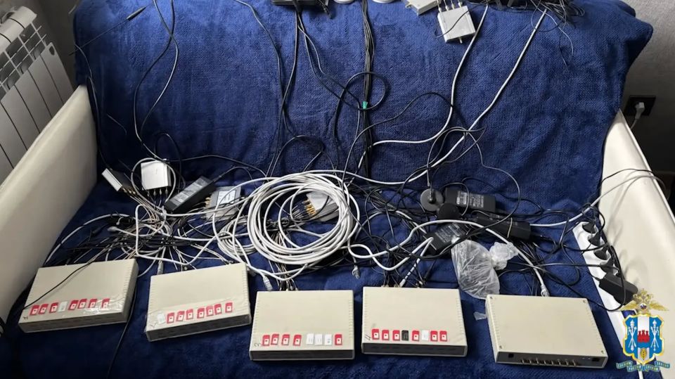В Ростове выявили узел связи для телефонных мошенников, работу которого обеспечивал 22-летний житель Кубани В Ростове выявили узел связи для телефонных мошенников, работу которого обеспечивал 22-летний житель Кубани