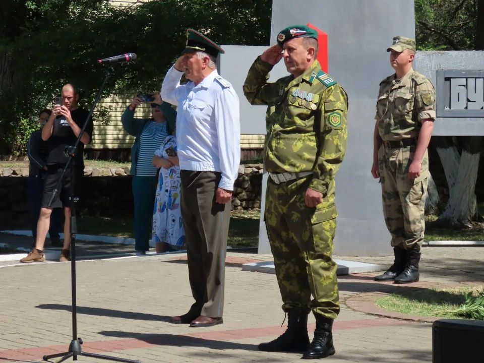 28 мая в Волгодонске ветераны и действующие сотрудники пограничной службы ФСБ России собрались на площади Дзержинского для проведения традиционного «Боевого расчета» в честь Дня пограничника 28 мая в Волгодонске ветераны и действующие сотрудники пограничной службы ФСБ России собрались на площади Дзержинского для проведения традиционного «Боевого расчета» в честь Дня пограничника