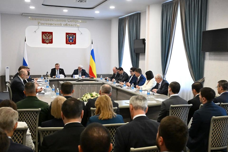На собрании фракции «Единая Россия» в Законодательном Собрании Ростовской области депутаты обсудили вопросы повестки очередного 32-го заседания донского парламента и приняли решение о консолидированном голосовании