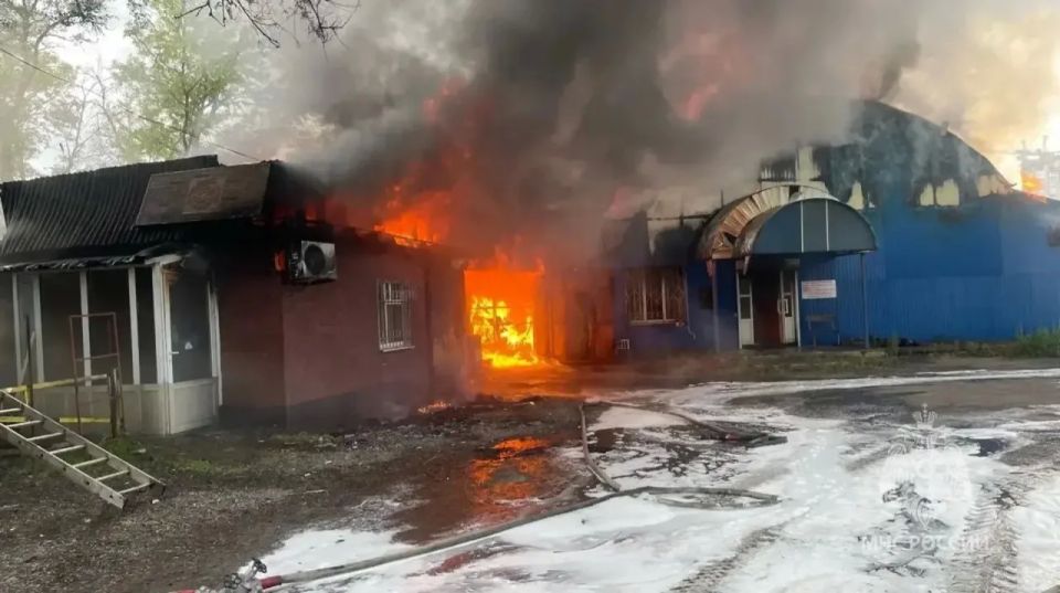 В Ростовской области сотрудники МЧС России ликвидируют пожар на складах В Ростовской области сотрудники МЧС России ликвидируют пожар на складах