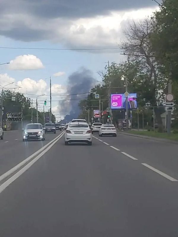 Огромный столб дыма поднялся в районе ТЦ «Мега» Огромный столб дыма поднялся в районе ТЦ «Мега»