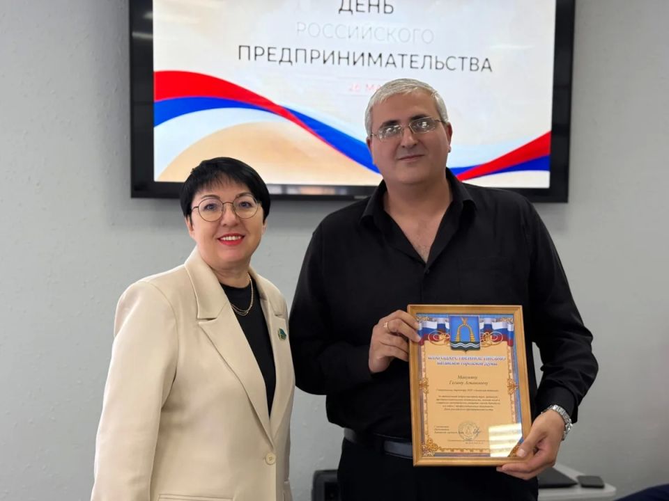 Сегодня вместе с председателем городской Думы Оксаной Тумко поздравили батайских предпринимателей с прошедшим профессиональным праздником Сегодня вместе с председателем городской Думы Оксаной Тумко поздравили батайских предпринимателей с прошедшим профессиональным праздником