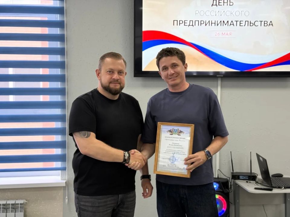 Сегодня вместе с председателем городской Думы Оксаной Тумко поздравили батайских предпринимателей с прошедшим профессиональным праздником Сегодня вместе с председателем городской Думы Оксаной Тумко поздравили батайских предпринимателей с прошедшим профессиональным праздником