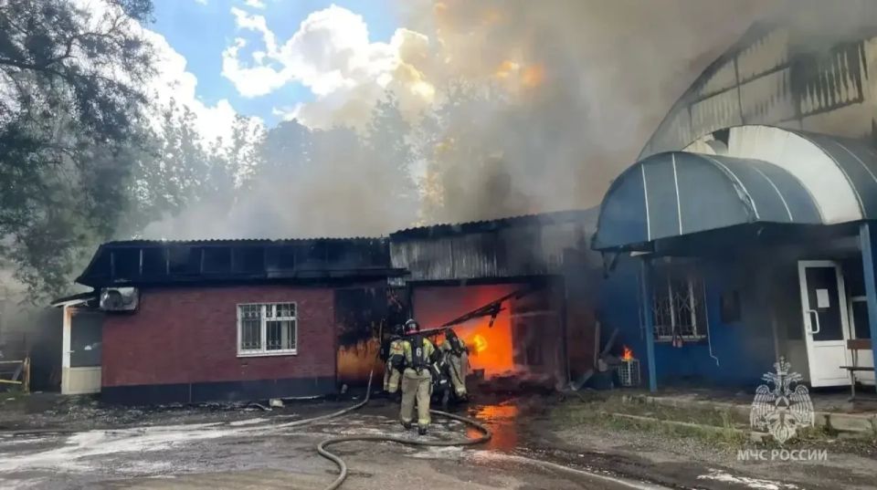 В Ростовской области сотрудники МЧС России ликвидируют пожар на складах В Ростовской области сотрудники МЧС России ликвидируют пожар на складах