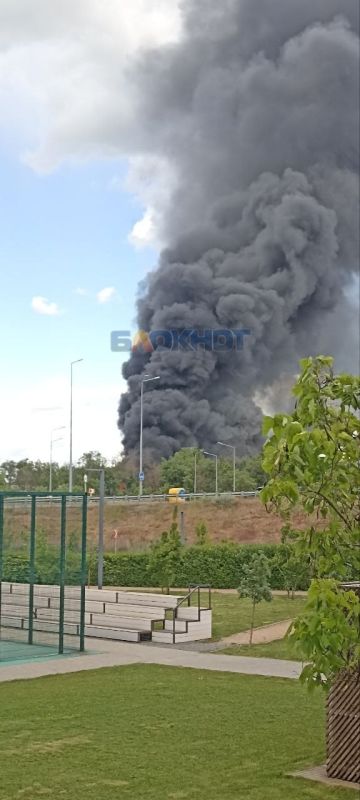 На Аксайском проспекте горит Донской рубероидный завод На Аксайском проспекте горит Донской рубероидный завод