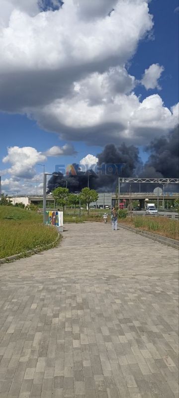 На Аксайском проспекте горит Донской рубероидный завод На Аксайском проспекте горит Донской рубероидный завод