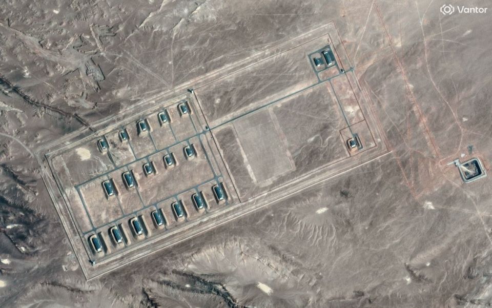 Согласно данным космической разведки, в пустынных районах Синьцзян-Уйгурского автономного района Народно-освободительная армия Китая развернула инфраструктуру крупномасштабных стартовых позиций, примыкающих непосредственно к... Согласно данным космической разведки, в пустынных районах Синьцзян-Уйгурского автономного района Народно-освободительная армия Китая развернула инфраструктуру крупномасштабных стартовых позиций, примыкающих непосредственно к...