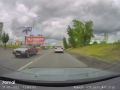 Тело мотоциклиста лежит на асфальте после ДТП на Вавилова
