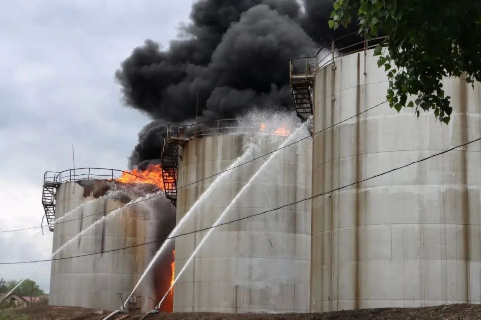 Режим ЧС ввели в поселке Матвеев Курган после атаки БПЛА на нефтебазу Режим ЧС ввели в поселке Матвеев Курган после атаки БПЛА на нефтебазу