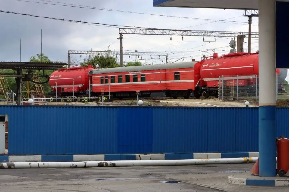 Режим ЧС ввели в поселке Матвеев Курган после атаки БПЛА на нефтебазу Режим ЧС ввели в поселке Матвеев Курган после атаки БПЛА на нефтебазу