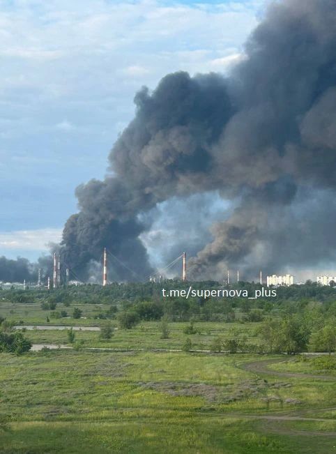 За прошедшую ночь ВСУ нанесли удары по складу ГСМ в поселке Матвеев Курган Ростовской области, Саратовскому НПЗ и ЛПДС «Лазарево» в Кировской области За прошедшую ночь ВСУ нанесли удары по складу ГСМ в поселке Матвеев Курган Ростовской области, Саратовскому НПЗ и ЛПДС «Лазарево» в Кировской области