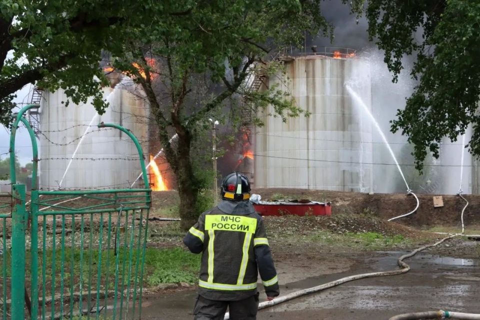 Пожар на нефтебазе в Ростовской области после атаки БПЛА не могут потушить 12 часов Пожар на нефтебазе в Ростовской области после атаки БПЛА не могут потушить 12 часов