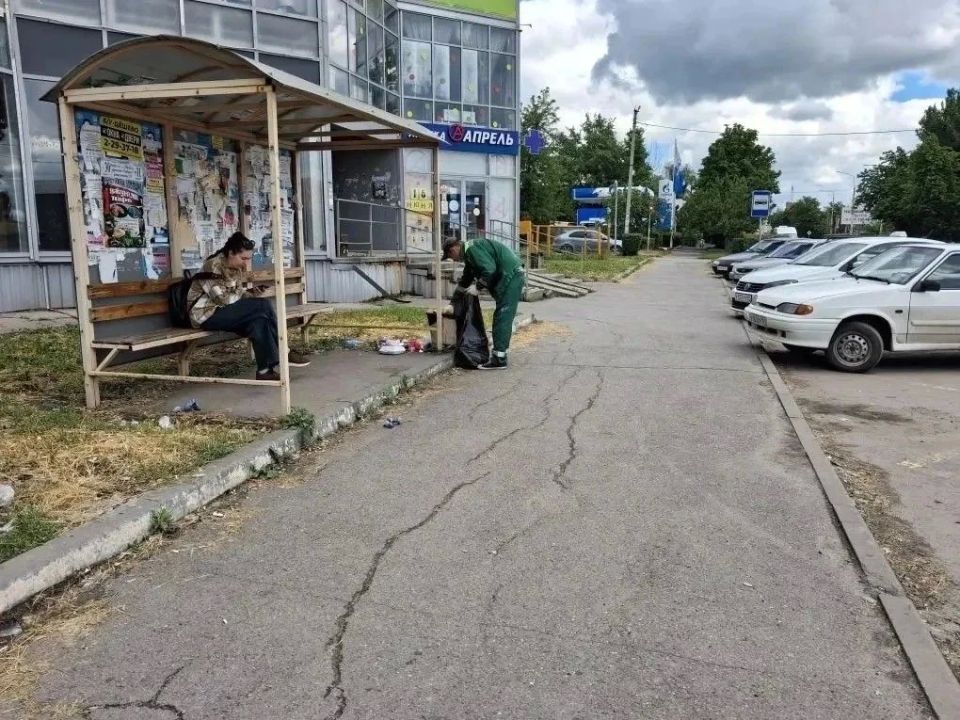 1 июня. Подметание тротуаров, уборка случайного мусора и очистка прилотковой зоны 1 июня. Подметание тротуаров, уборка случайного мусора и очистка прилотковой зоны