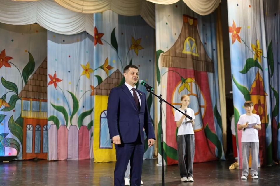Сегодня, 1 июня, в День защиты детей, в городском Дворце культуры прошёл праздничный концерт «Это моё лето!» Сегодня, 1 июня, в День защиты детей, в городском Дворце культуры прошёл праздничный концерт «Это моё лето!»