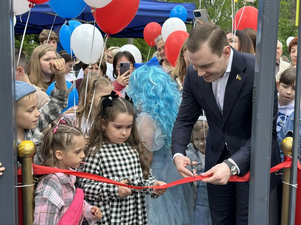 В Международный День защиты детей открыли обновленную детскую площадку прямо возле ДК «Октябрьский» В Международный День защиты детей открыли обновленную детскую площадку прямо возле ДК «Октябрьский»