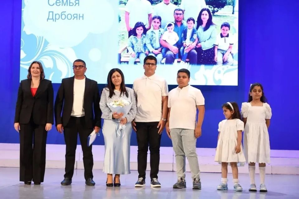 Многодетная семья из Батайска получила новый микроавтобус Многодетная семья из Батайска получила новый микроавтобус