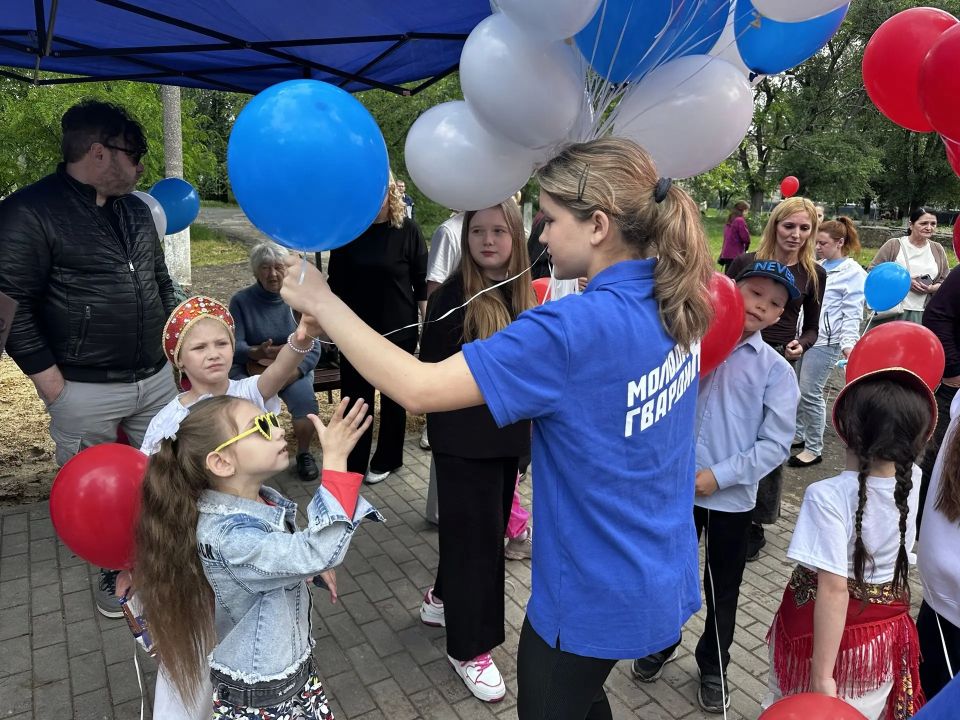 В Международный День защиты детей открыли обновленную детскую площадку прямо возле ДК «Октябрьский» В Международный День защиты детей открыли обновленную детскую площадку прямо возле ДК «Октябрьский»