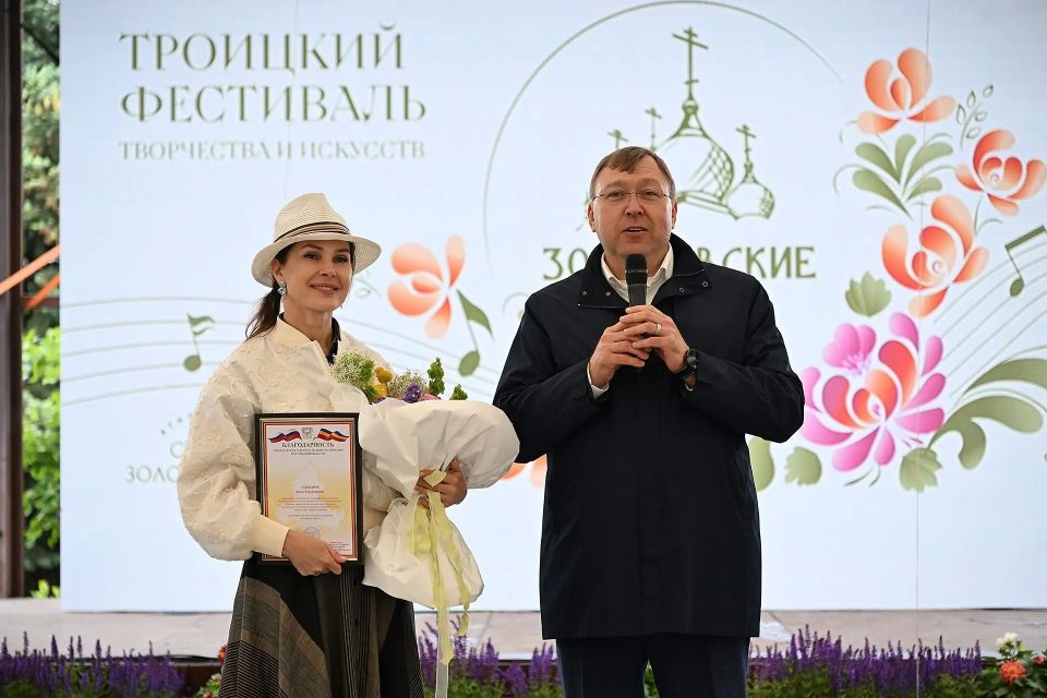 Этно-хутор Старозолотовский Константиновского района в 15-й раз стал местом проведения фестиваля культуры и искусства «Золотовские купола», который традиционно проходит в один из главных христианских праздников – День Святой... Этно-хутор Старозолотовский Константиновского района в 15-й раз стал местом проведения фестиваля культуры и искусства «Золотовские купола», который традиционно проходит в один из главных христианских праздников – День Святой...