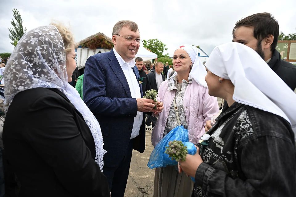 Этно-хутор Старозолотовский Константиновского района в 15-й раз стал местом проведения фестиваля культуры и искусства «Золотовские купола», который традиционно проходит в один из главных христианских праздников – День Святой... Этно-хутор Старозолотовский Константиновского района в 15-й раз стал местом проведения фестиваля культуры и искусства «Золотовские купола», который традиционно проходит в один из главных христианских праздников – День Святой...