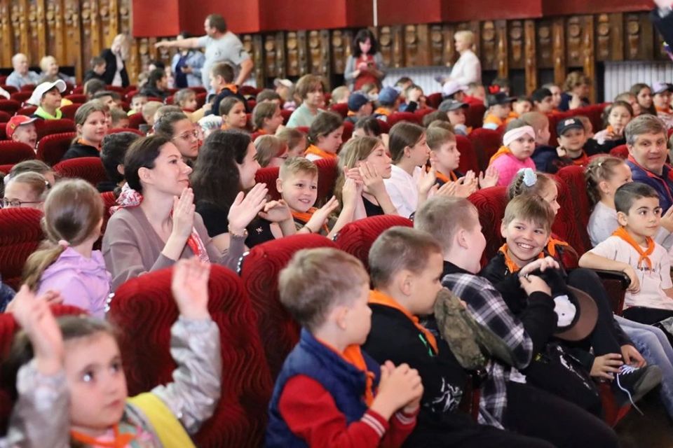 Сегодня, 1 июня, в День защиты детей, в городском Дворце культуры прошёл праздничный концерт «Это моё лето!» Сегодня, 1 июня, в День защиты детей, в городском Дворце культуры прошёл праздничный концерт «Это моё лето!»