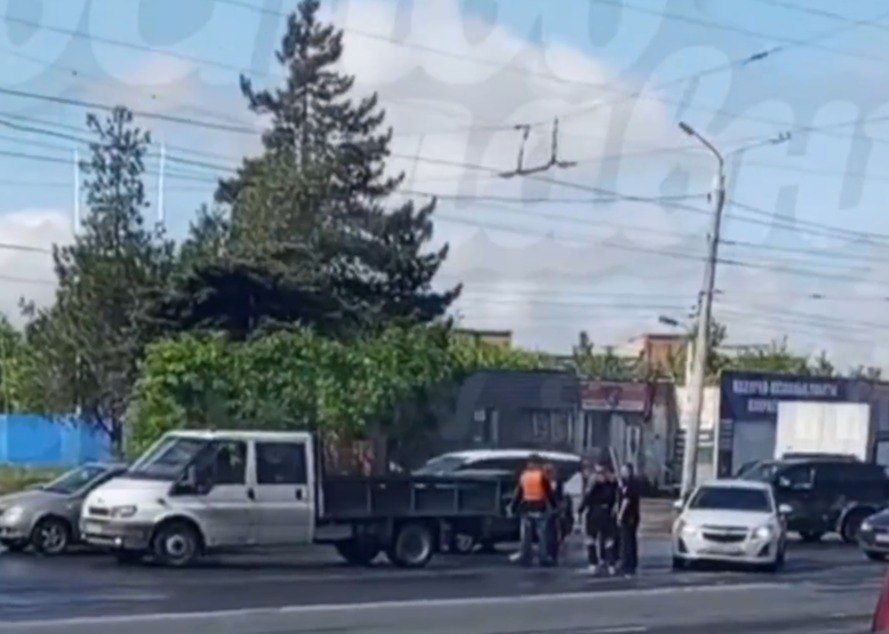 Полиция проверяет конфликт водителей в Ростове после драки и применения травматического оружия