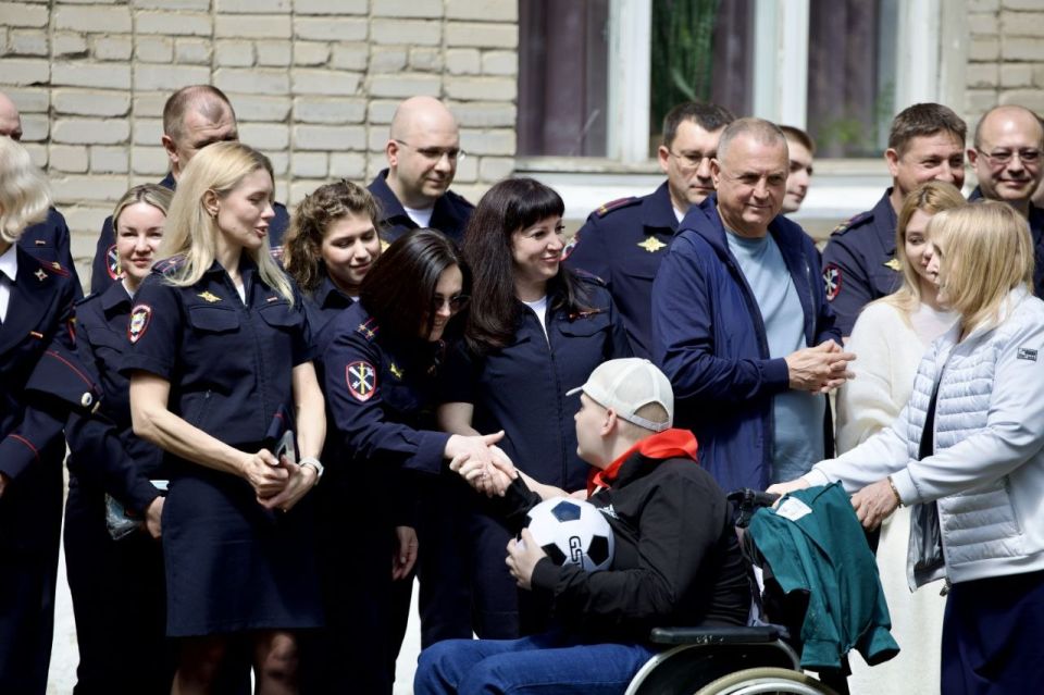 Полицейские Дона подарили праздник воспитанникам Азовского детского дома-интерната Полицейские Дона подарили праздник воспитанникам Азовского детского дома-интерната