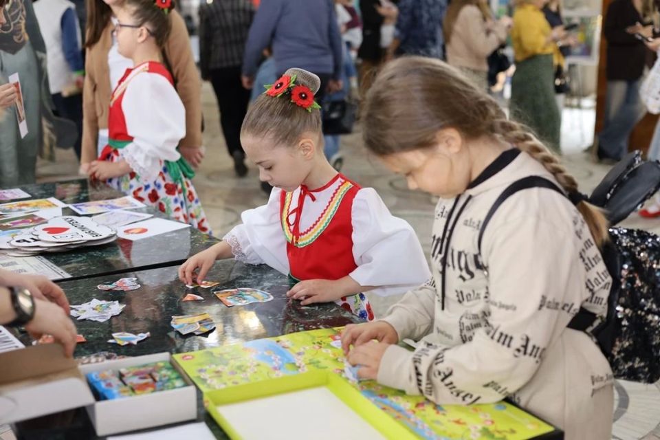 Сегодня, 1 июня, в День защиты детей, в городском Дворце культуры прошёл праздничный концерт «Это моё лето!» Сегодня, 1 июня, в День защиты детей, в городском Дворце культуры прошёл праздничный концерт «Это моё лето!»